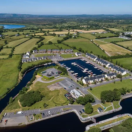 Shannonside - Stylish 5 Bed Marina & 40ft Mooring Holiday home