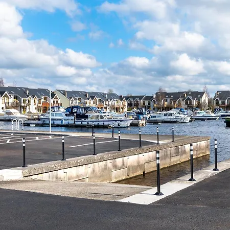 Shannonside - Stylish 5 Bed Marina & 40ft Mooring * Termonbarry