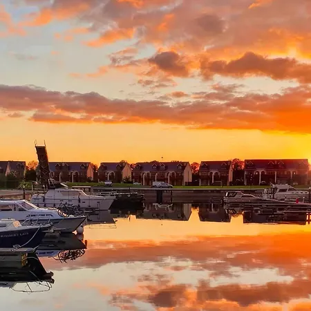 Shannonside - Stylish 5 Bed Marina & 40ft Mooring * Termonbarry