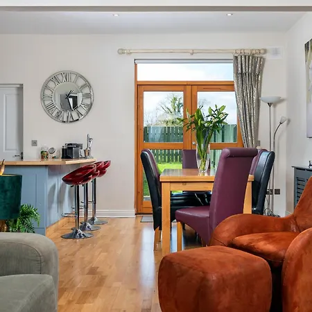 Shannonside - Stylish 5 Bed Marina & 40ft Mooring