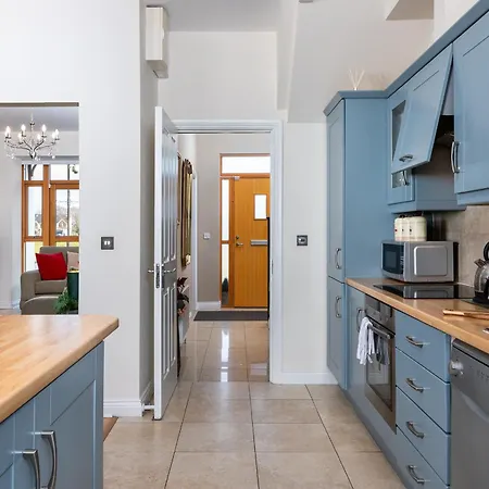 Shannonside - Stylish 5 Bed Marina & 40ft Mooring * Termonbarry