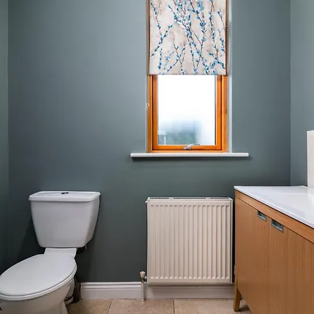 Shannonside - Stylish 5 Bed Marina & 40ft Mooring Termonbarry