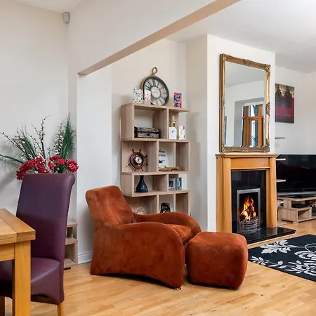 Shannonside - Stylish 5 Bed Marina & 40ft Mooring *