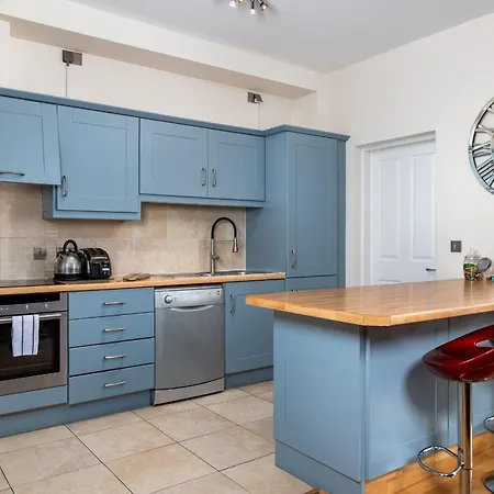 Shannonside - Stylish 5 Bed Marina & 40ft Mooring * Termonbarry