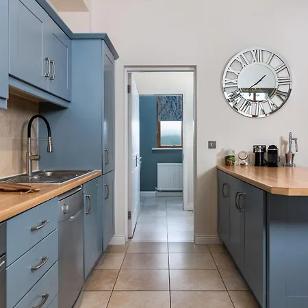 Shannonside - Stylish 5 Bed Marina & 40ft Mooring Termonbarry