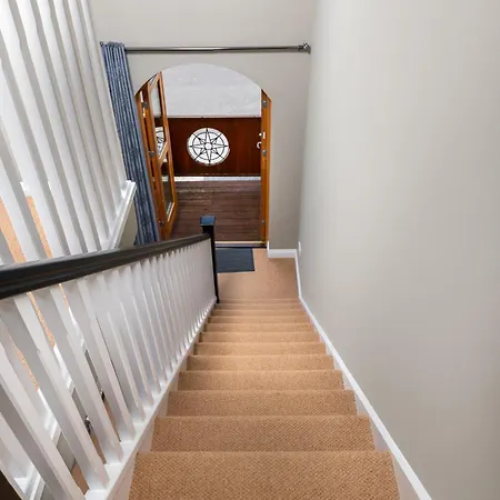 Shannonside - Stylish 5 Bed Marina & 40ft Mooring * Termonbarry