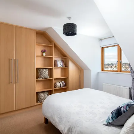 Shannonside - Stylish 5 Bed Marina & 40ft Mooring Termonbarry