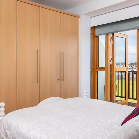 Shannonside - Stylish 5 Bed Marina & 40ft Mooring