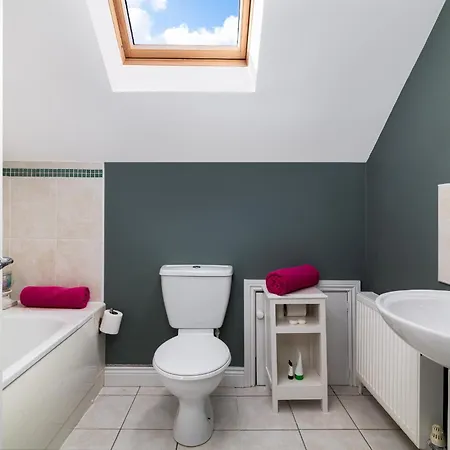 Shannonside - Stylish 5 Bed Marina & 40ft Mooring