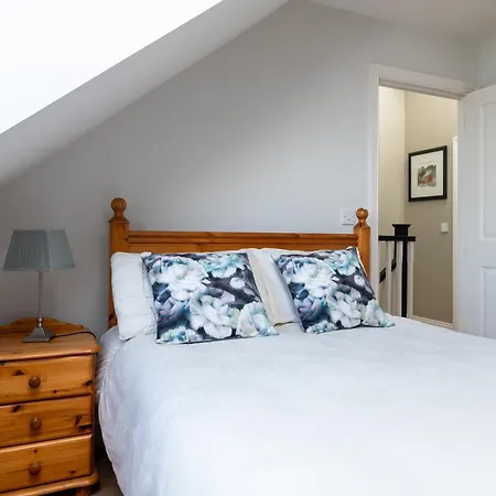 Shannonside - Stylish 5 Bed Marina & 40ft Mooring *