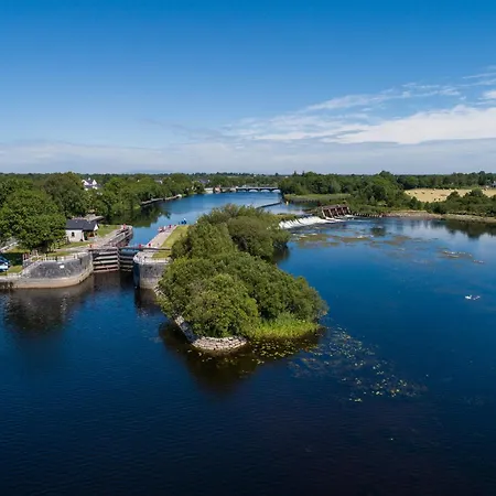 Shannonside - Stylish 5 Bed Marina & 40ft Mooring Holiday home Termonbarry