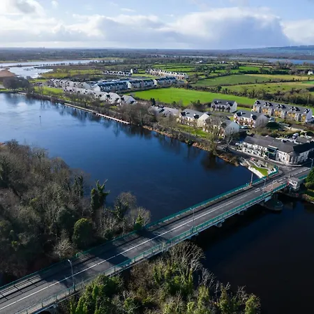 Shannonside - Stylish 5 Bed Marina & 40ft Mooring *