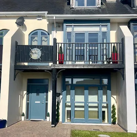 Shannonside - Stylish 5 Bed Marina & 40ft Mooring Holiday home