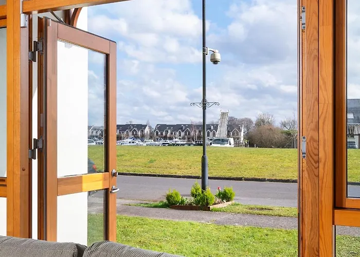 Shannonside - Stylish 5 Bed Marina & 40ft Mooring * Termonbarry