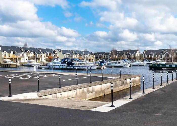 Shannonside - Stylish 5 Bed Marina & 40ft Mooring * Termonbarry