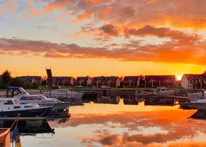 Shannonside - Stylish 5 Bed Marina & 40ft Mooring * Termonbarry