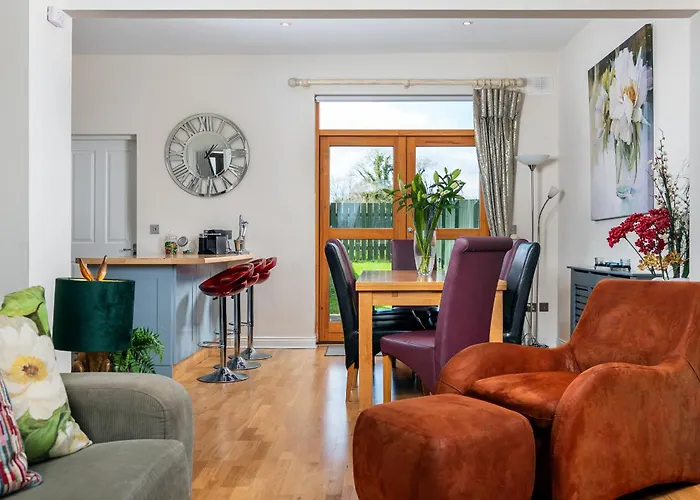 Shannonside - Stylish 5 Bed Marina & 40ft Mooring