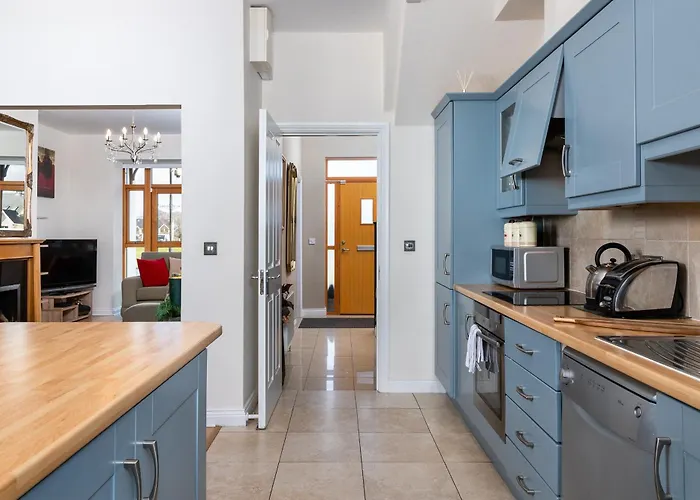 Shannonside - Stylish 5 Bed Marina & 40ft Mooring * Termonbarry