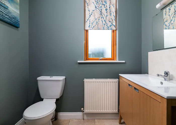 Shannonside - Stylish 5 Bed Marina & 40ft Mooring Termonbarry