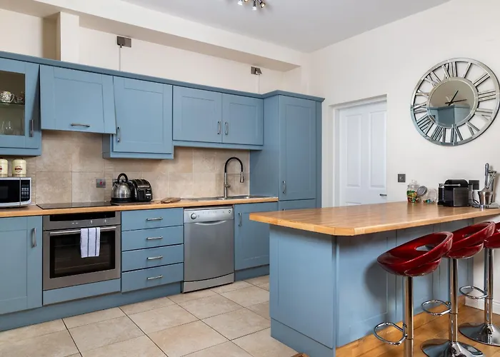 Shannonside - Stylish 5 Bed Marina & 40ft Mooring * Termonbarry