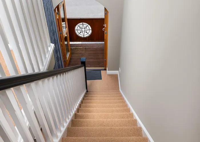 Shannonside - Stylish 5 Bed Marina & 40ft Mooring * Termonbarry