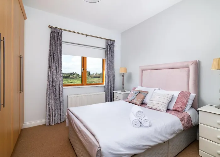 Shannonside - Stylish 5 Bed Marina & 40ft Mooring * Termonbarry