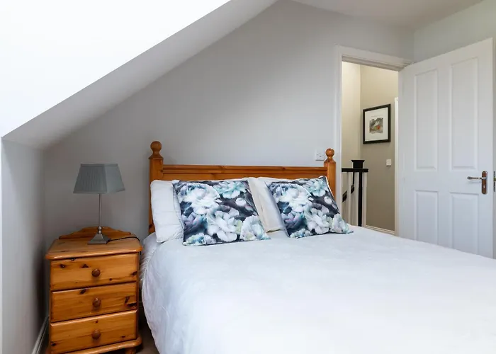 Shannonside - Stylish 5 Bed Marina & 40ft Mooring *