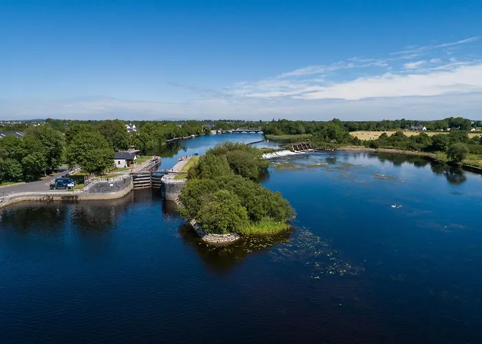 Shannonside - Stylish 5 Bed Marina & 40ft Mooring Prázdninový dům Termonbarry