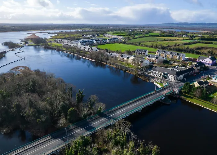 Shannonside - Stylish 5 Bed Marina & 40ft Mooring *