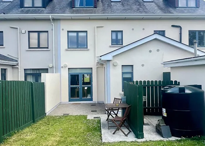 Shannonside - Stylish 5 Bed Marina & 40ft Mooring Termonbarry